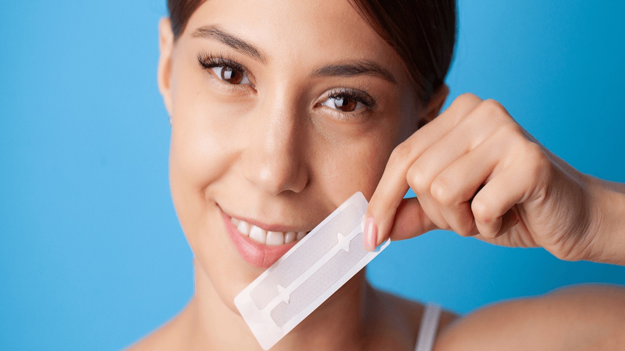A Guide to Teeth Whitening Strips and What You Should Know Before Starting the Procedure